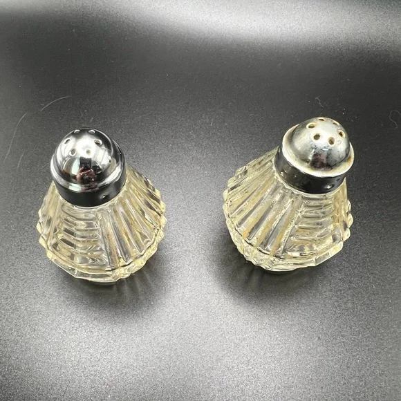 Vintage Anchor Hocking Clear Glass Salt and Pepper Shakers Chrome Tops - Picture 2 of 10
